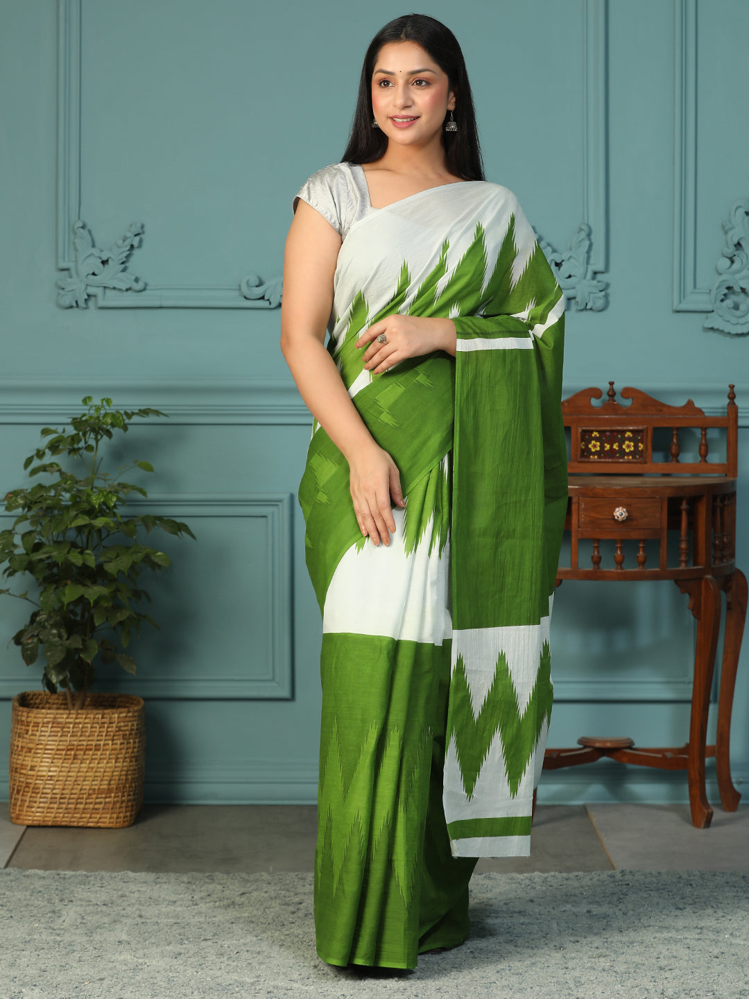 Green and White Traditional Saree with Blouse Piece view 6